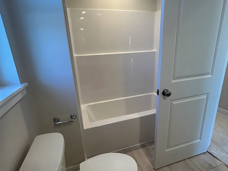 2nd level; full bath #2 w/ tub