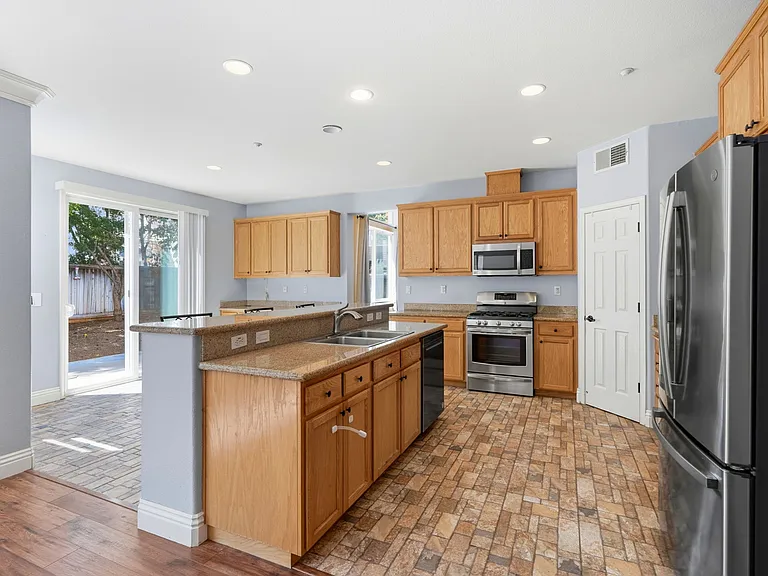 871 Larkspur Ln — Photo 14