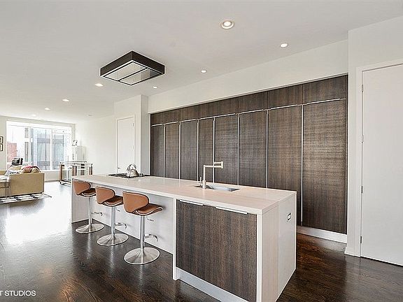4th image of 1002 N Hermitage Ave #2