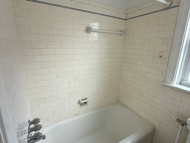 Bayard Manor Apartments — Photo 37