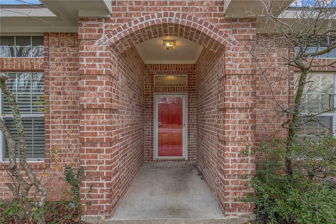 4 bed, 2.5 bath, 2286 sqft, $3,000 — Photo 3
