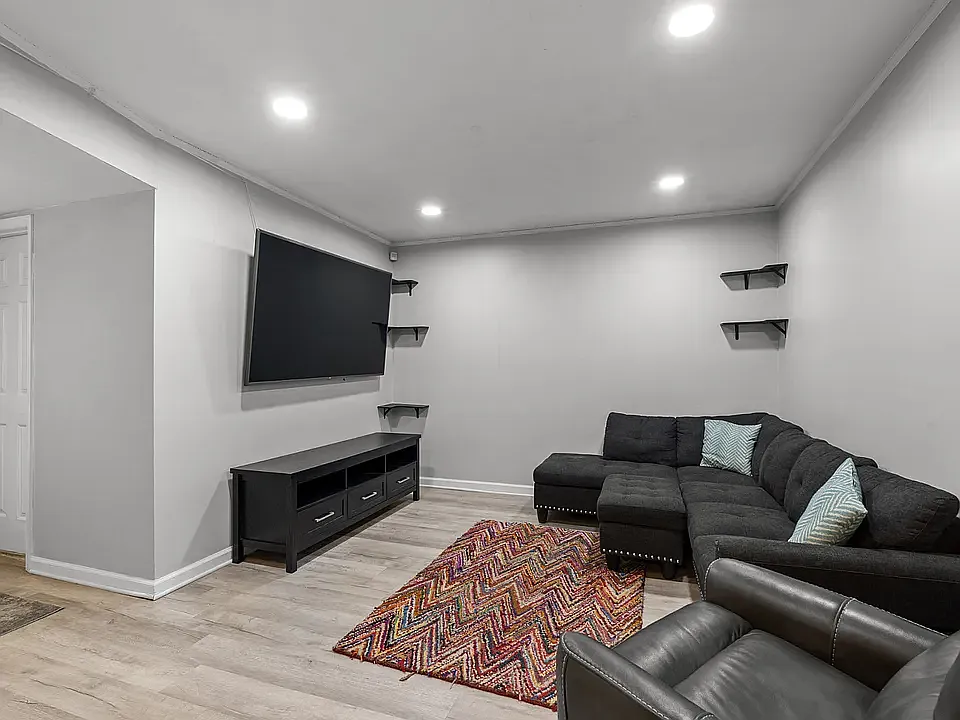 2 bed, 750 sqft, $1,800 — Photo 1