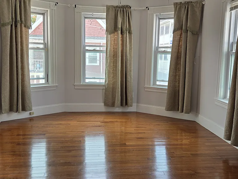2nd floor livingroom