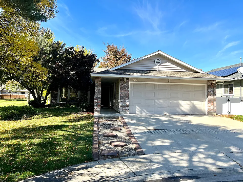 1411 E Woodvine Ct