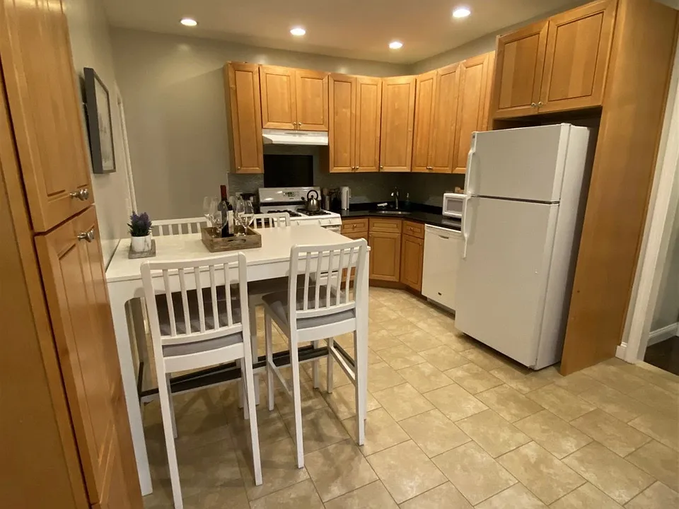 25 Everett Ave #1