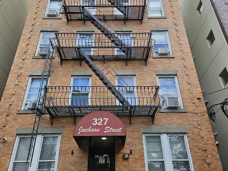 327 Jackson St #18 — Photo 8