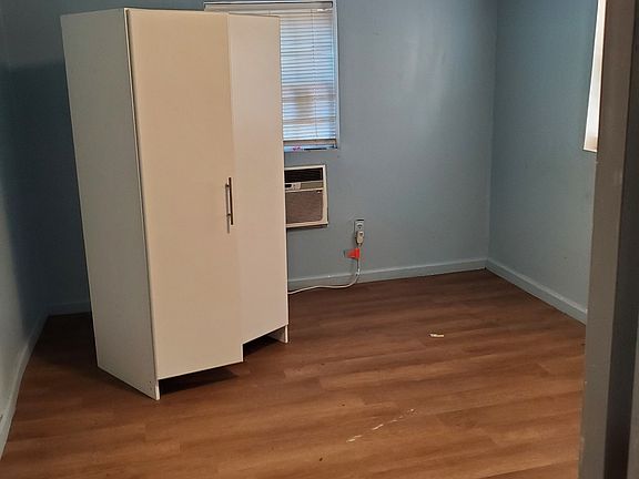 2nd image of 1012 Pine St