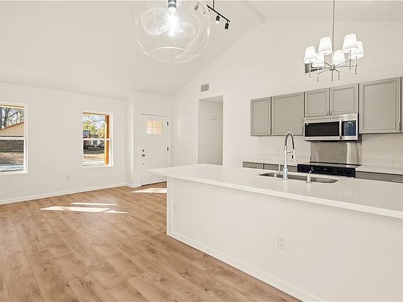 3rd image of 871 Forest Loop