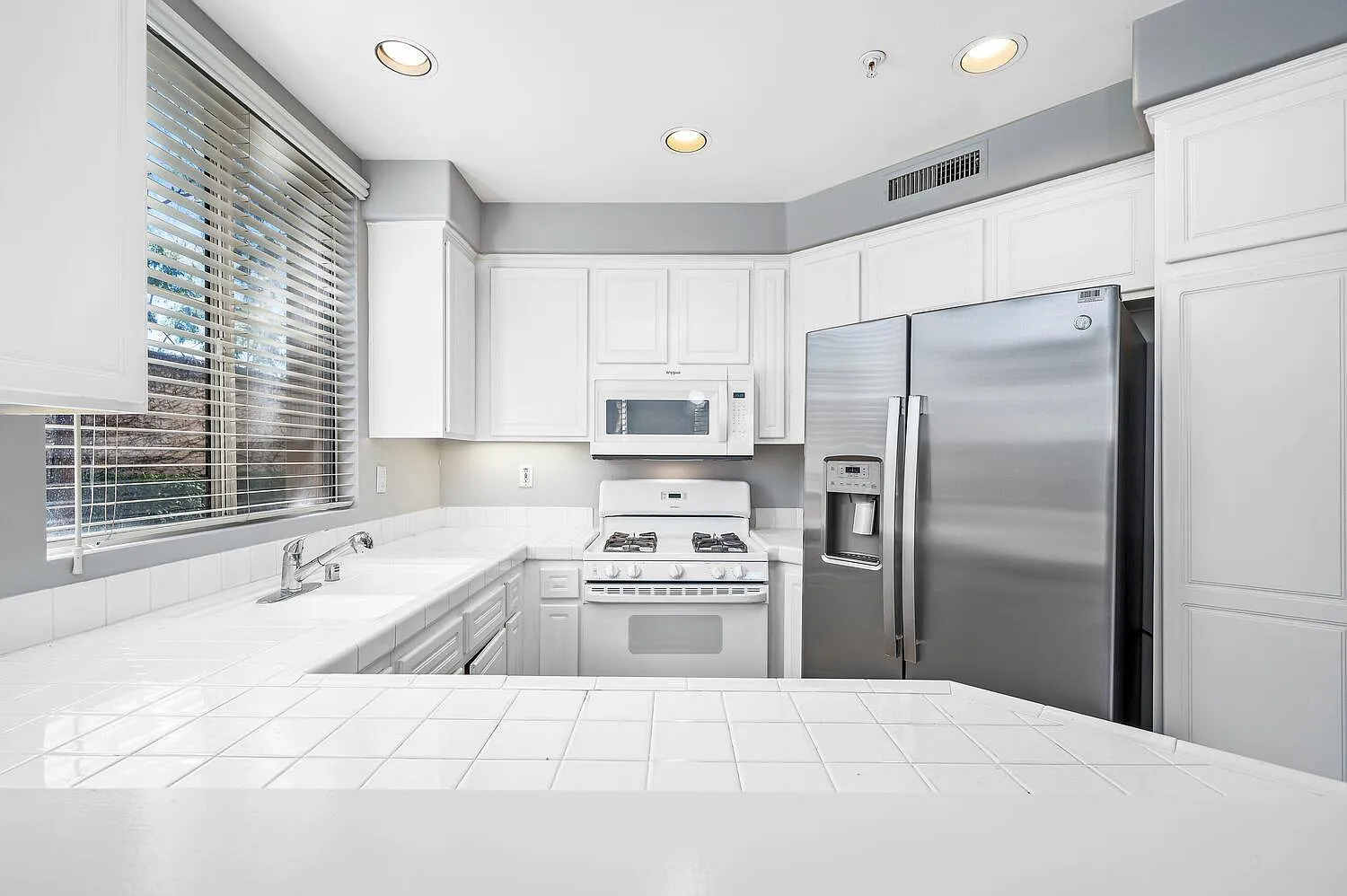 2 bed, 1000 sqft, $3,400 — Photo 4