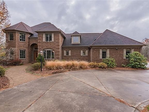 2nd image of 701 Lindwood Dr