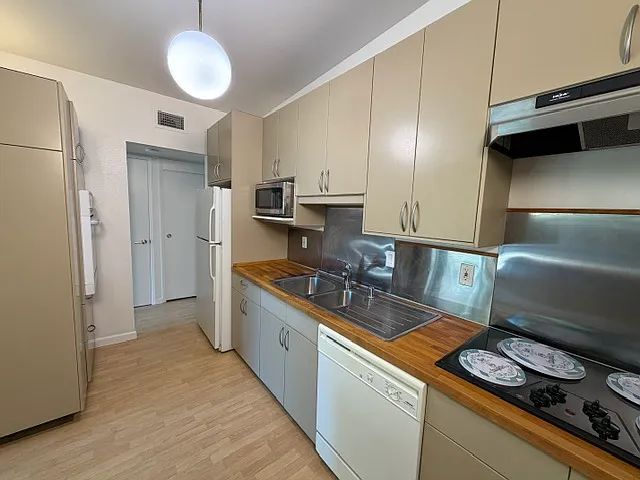 807 Radcliffe Dr — Photo 2