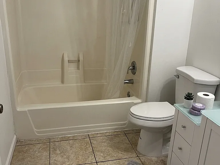 Second floor bathroom
Virtual staging