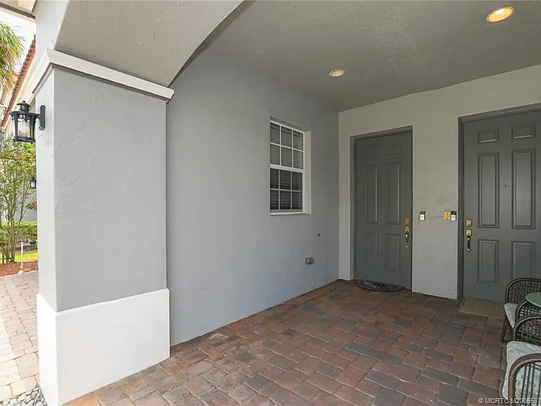2206 SW Cape Cod Dr — Photo 2