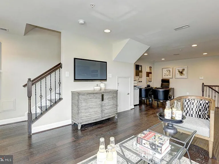 22101 Broadway Ave — Photo 4