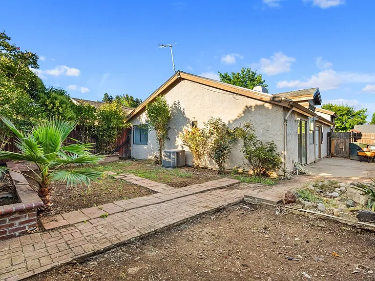 7043 Sprig Dr — Photo 4