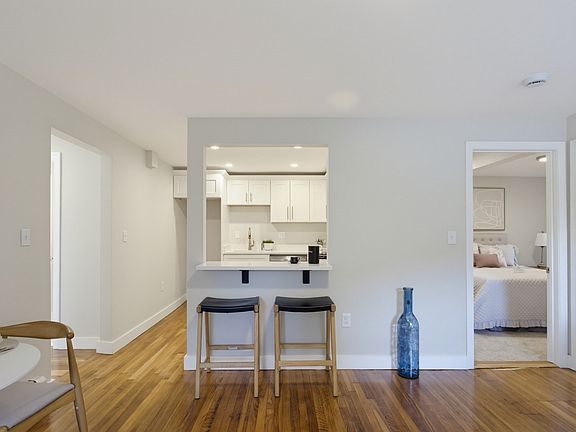4th image of 926 East St