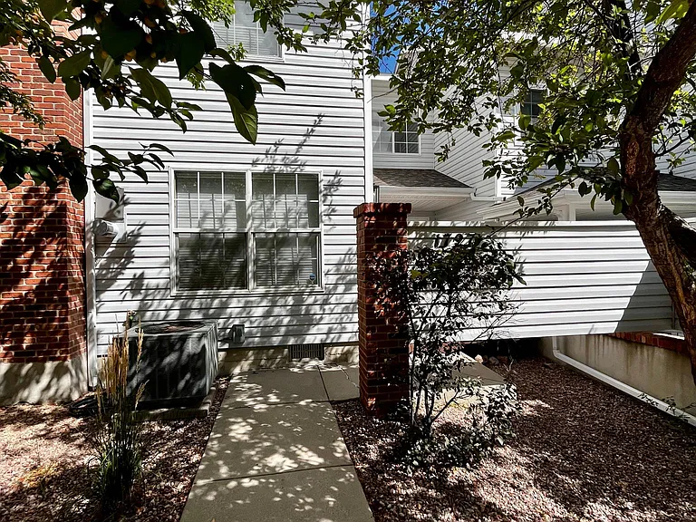 1727 Victorian Point — Photo 3