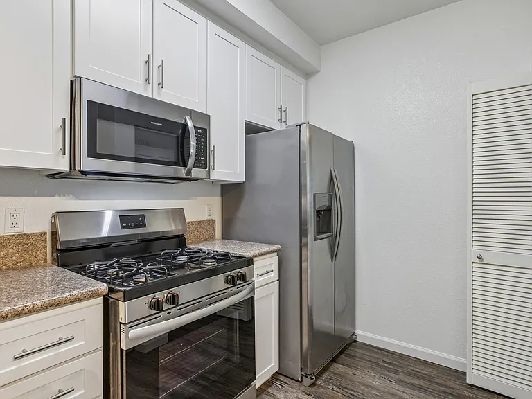 Theatre Square Apartments — Photo 8