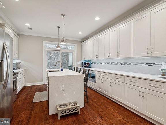 2nd image of 224 W Wildey St
