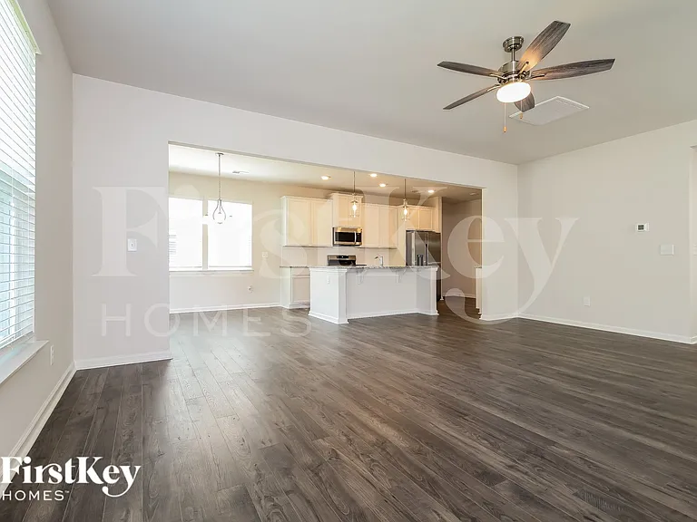 304 Ashborne Ln — Photo 2
