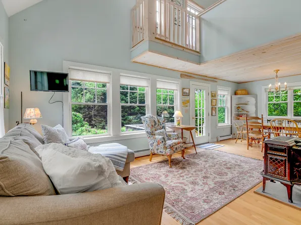 5 Stowaway Rd, Southport, ME 04576