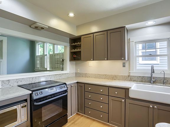 5th image of 904 SE 70th Ave