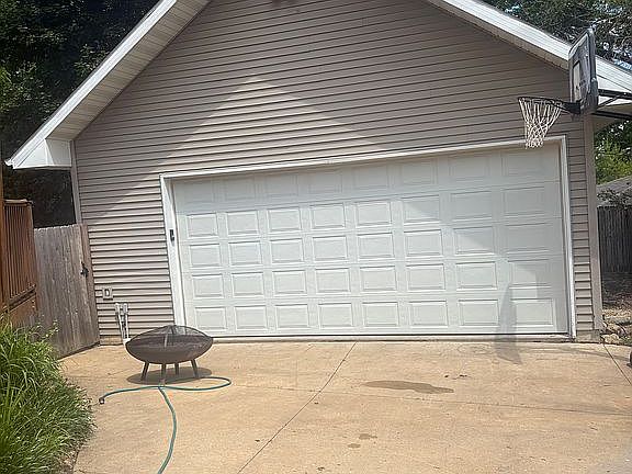 2nd image of 864 S Grandview Ave