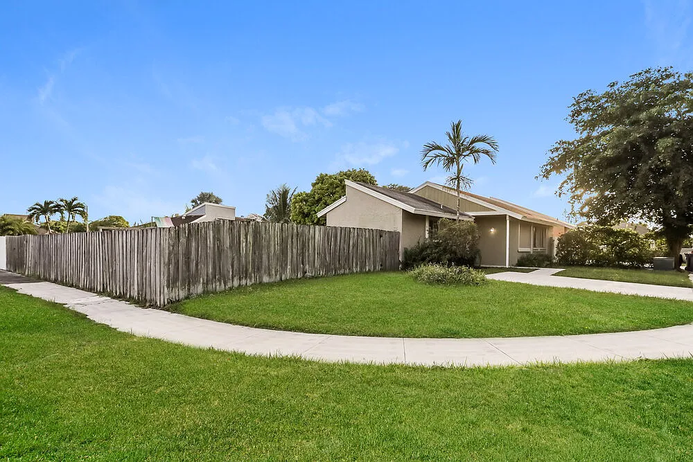3 bed, 1.0 bath, 1118 sqft, $2,625 — Photo 3