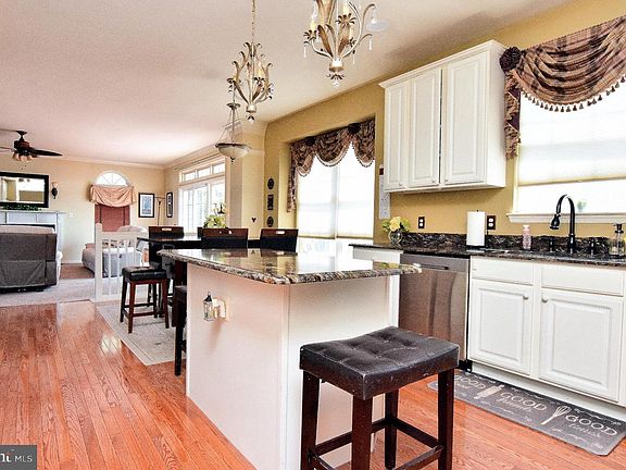 3rd image of 13 Waterview Dr