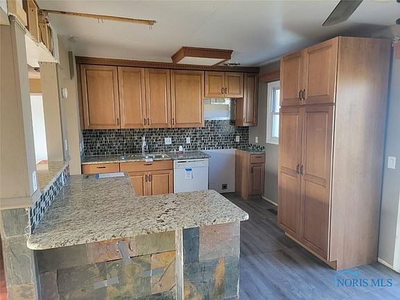 5th image of 210 Farnstead Dr