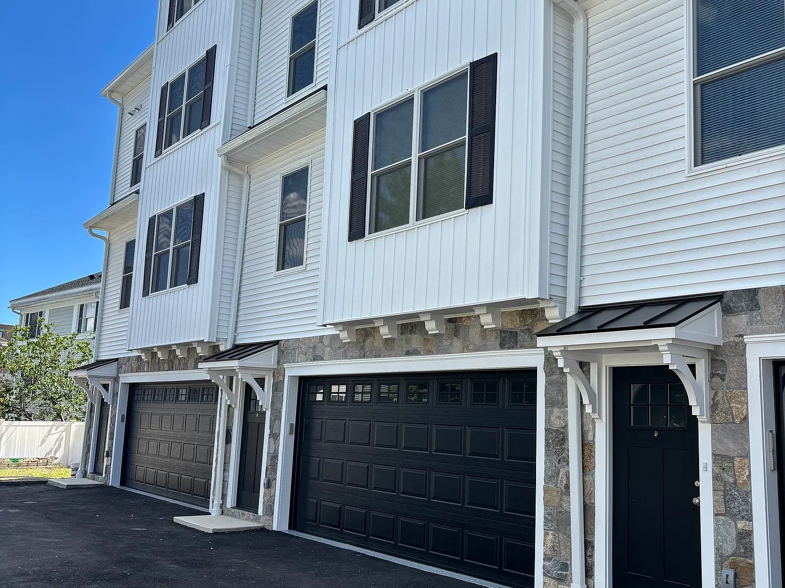 3 bed, 2.5 bath, 2100 sqft, $4,350 — Photo 2