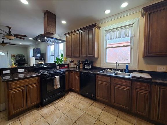 2nd image of 1920 Brutus St