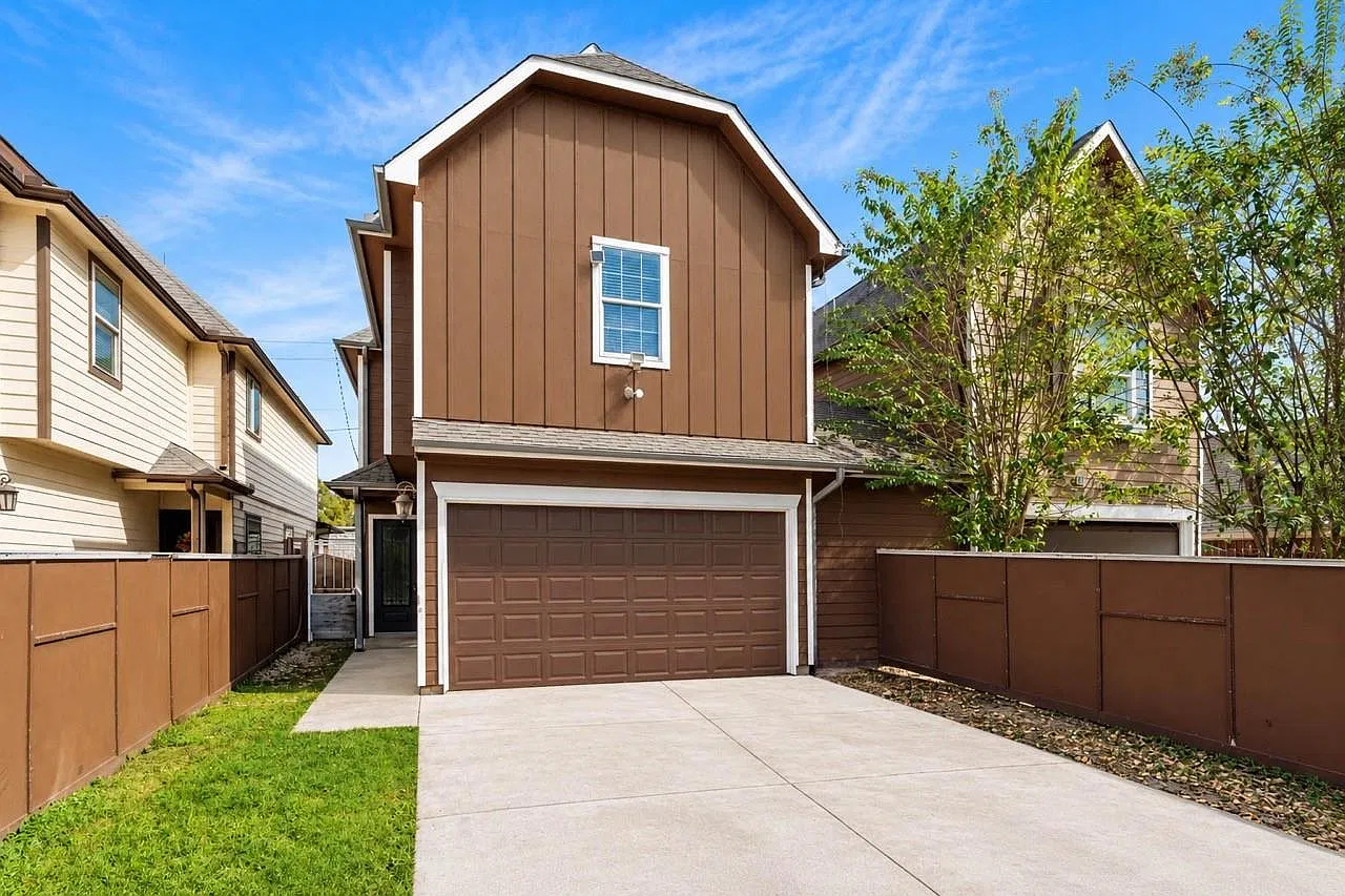 4 bed, 2.5 bath, 2043 sqft, $2,250 — Photo 2
