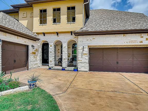 3rd image of 215 Woodlands Ct