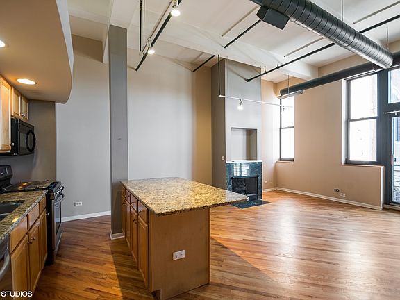 3rd image of 2222 W Diversey Ave APT 404