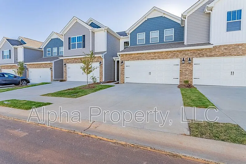 4 bed, 3.0 bath, 2439 sqft, $2,250 — Photo 2