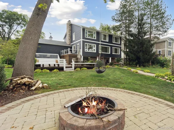 13536 Wenwood Pkwy, Fenton, MI 48430