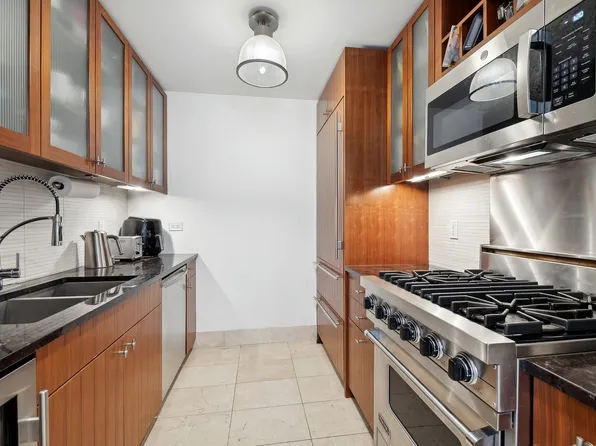 250 East 53rd Street 1403 image 3 of 9