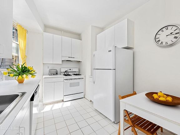 3rd image of 320 W 87th St APT 8W1