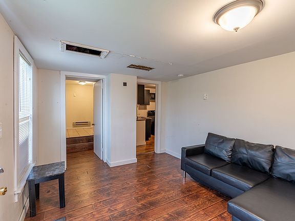 2nd image of 154 Oak St APT 1L