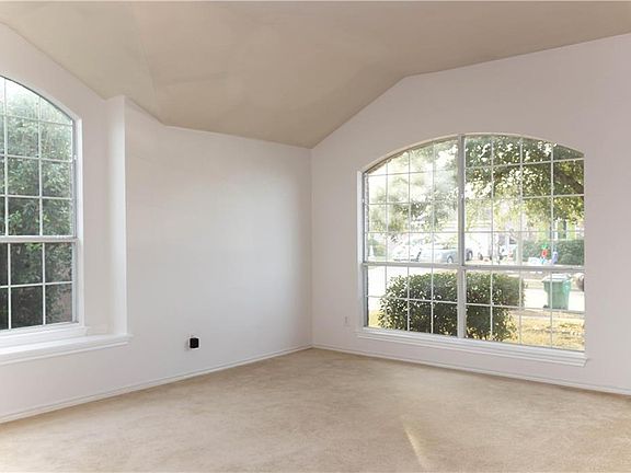 3rd image of 2214 Spruce Cir