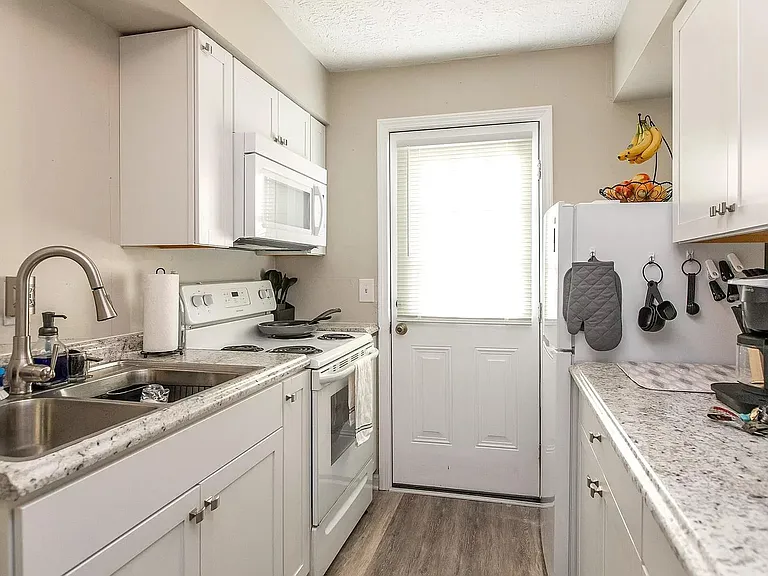 820 E Main St — Photo 4