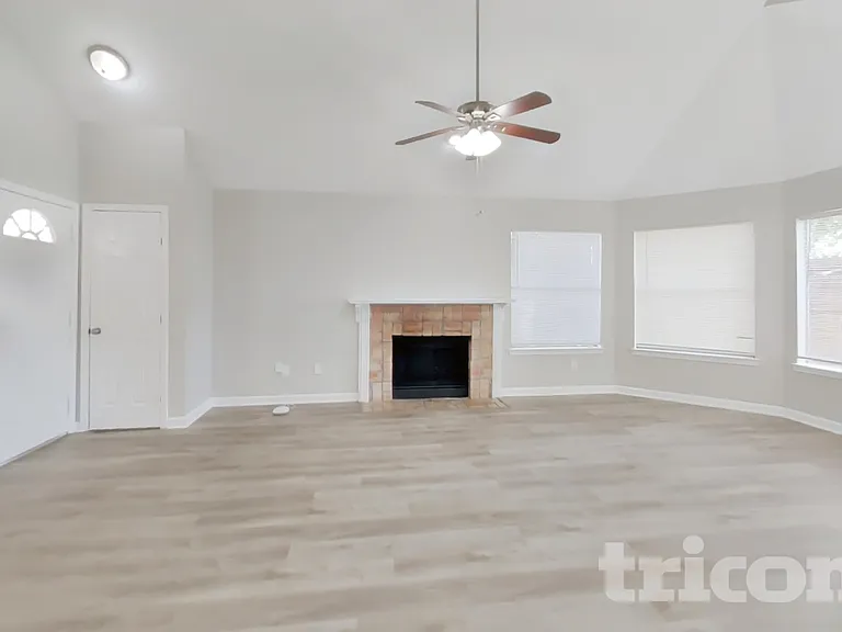 16027 Hidden Acres Dr — Photo 2