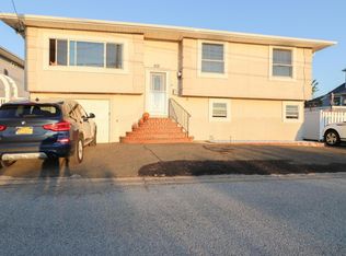 852 S Bay St #1, Lindenhurst, NY 11757