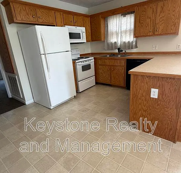 163 W Oak St — Photo 4