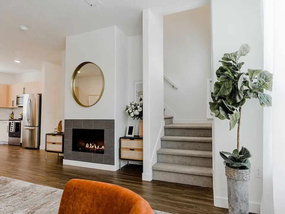 Livingroom with Fireplace