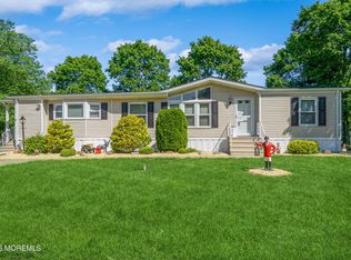 9 Copperfield Dr, Cream Ridge, NJ 08514