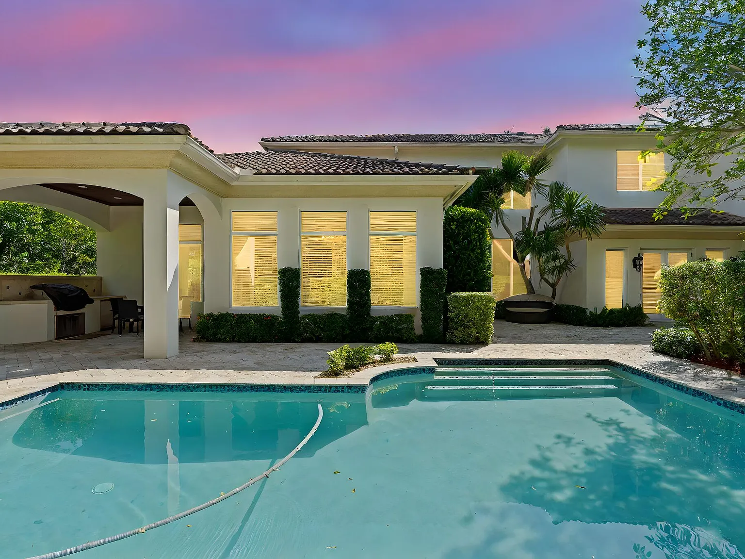 4 bed, 4.5 bath, 4604 sqft, $30,000 — Photo 4
