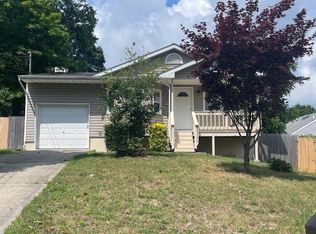 32 Blue Point Rd, Selden, NY 11784