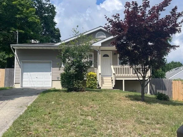 32 Blue Point Road, Selden, NY 11784